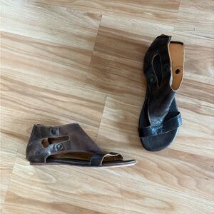 Super Cute Bed Stu Soto Distressed Rustic Taupe Brown Sandals - Sz 8